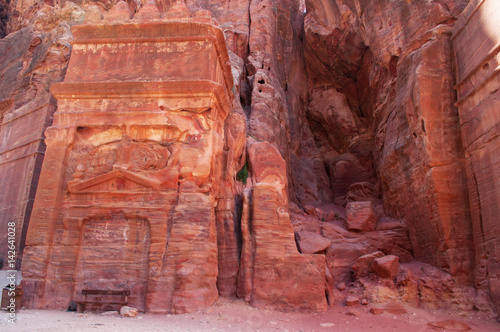 Giordania, sito archeologico di Petra, 02/10/2013: una tomba rossa sulla Strada delle Facciate, la fila di tombe monumentali scavate nella roccia nella città rosa dei Nabatei 