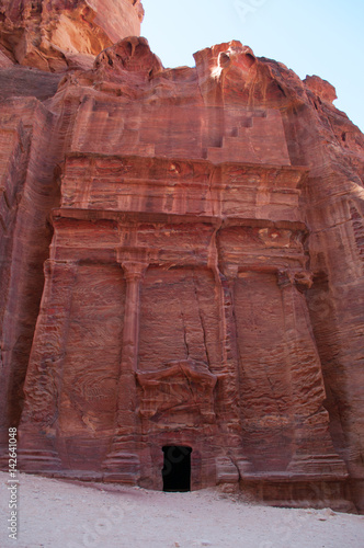 Giordania, sito archeologico di Petra, 02/10/2013: una tomba rossa sulla Strada delle Facciate, la fila di tombe monumentali scavate nella roccia nella città rosa dei Nabatei 