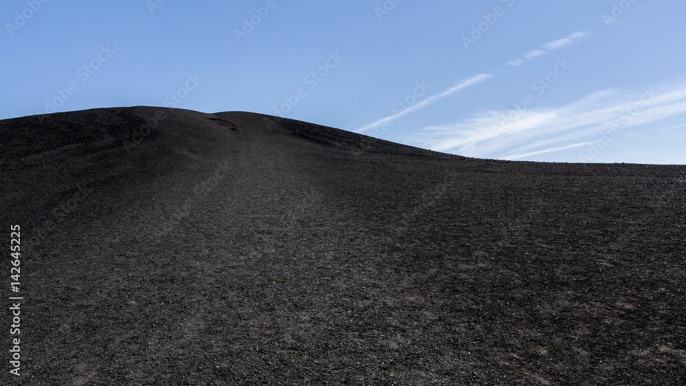 Fototapeta premium Hügel aus schwarzem Sand