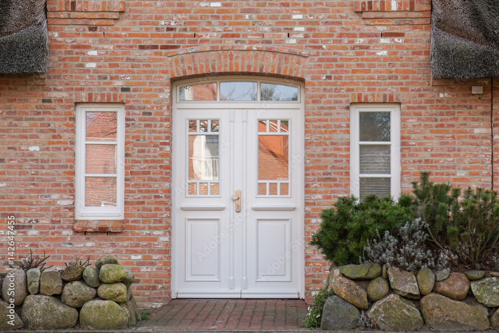 Fototapeta premium Eingangstür eines Hauses mit Scheiben