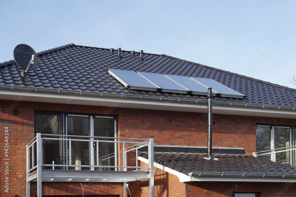 Fototapeta premium Neubau eines Hauses mit Balkon und Solaranlage