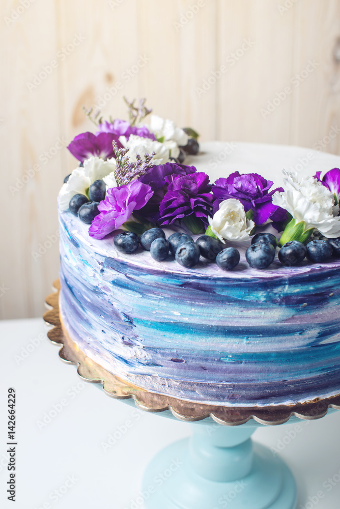 Φωτογραφία Colorful wedding cake with lovely purple flowers and blueberries