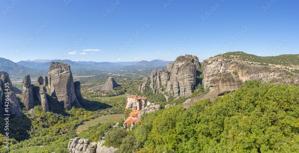 Obraz premium Panoramic view on rocks with Meteora Monastery. Thessaly, Greece.
