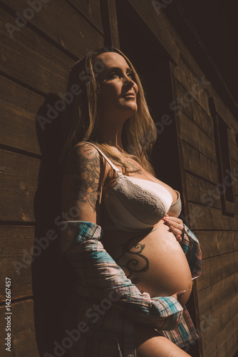 Schwangere Frau mit Babybauch in Desous photo