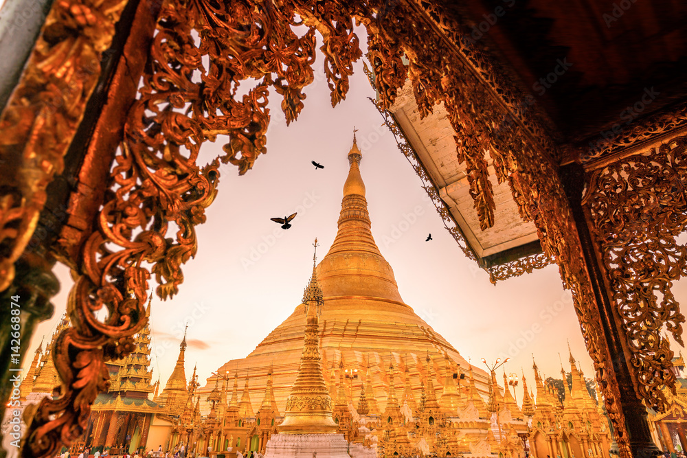 Sunrise at the Shwedagon Pagoda in Yangon - obrazy, fototapety, plakaty 
