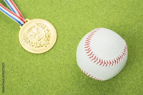 おもちゃの金メダルと野球ボール