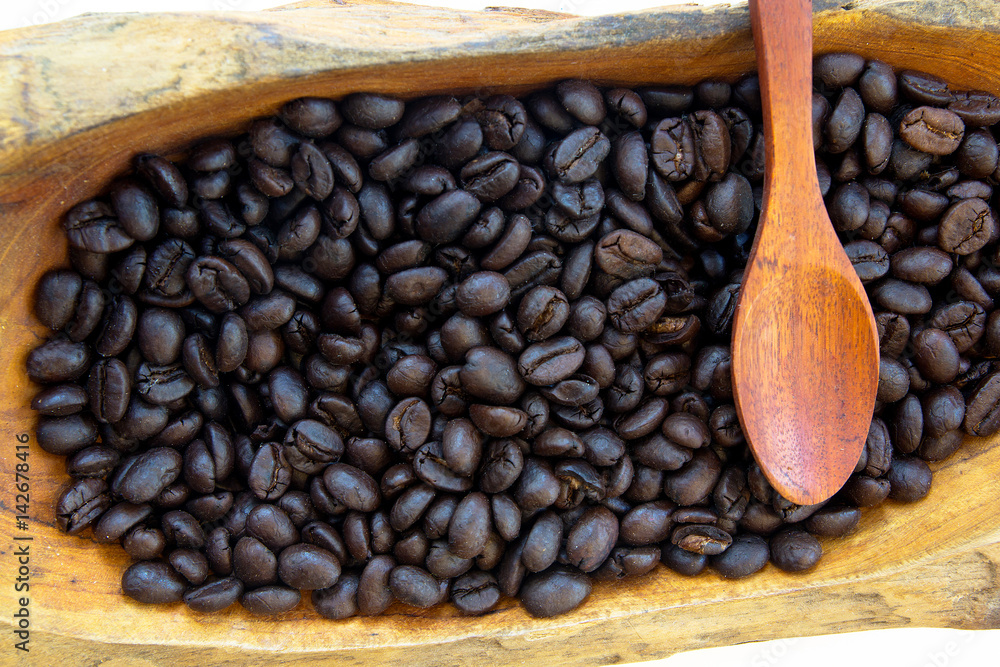 Fototapeta premium coffee beans in a wooden bowls, close up, horizontal