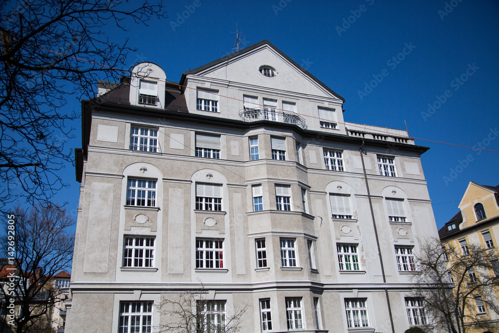 Jugendstilhaus in München, blauer Himmel