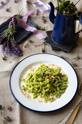 gnocchi tedeschi (spaetzle) di piselli con crema al formaggio, menta e mandorle tostate
