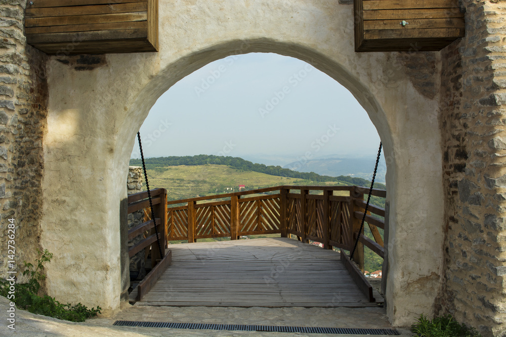Obraz premium Mountains seen thru gate at Deva fortress 