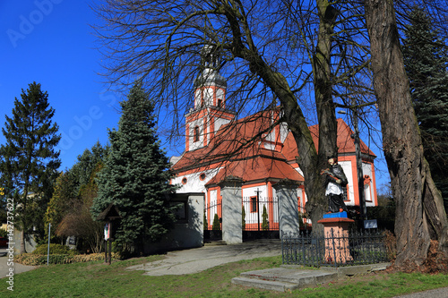 Piękny odnowiony kościół w Łosiowie wśród drzew.
