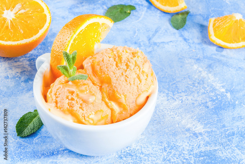 Canvas-taulu Homemade organic orange sorbet with orange slices and mint leaves