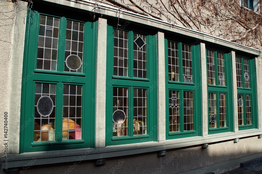 Grüne historische Fenster mit Bleiverglasung Stock Photo | Adobe Stock