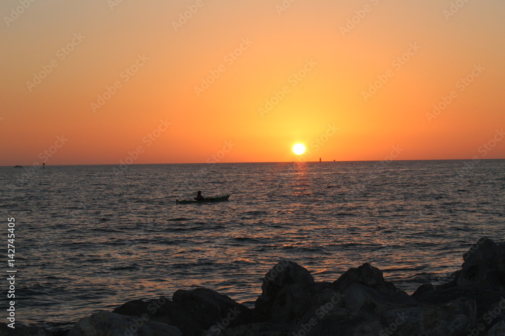 Obraz premium kayaker enjoying sunset