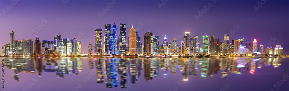 Die Skyline von Doha, Katar, bei Nacht