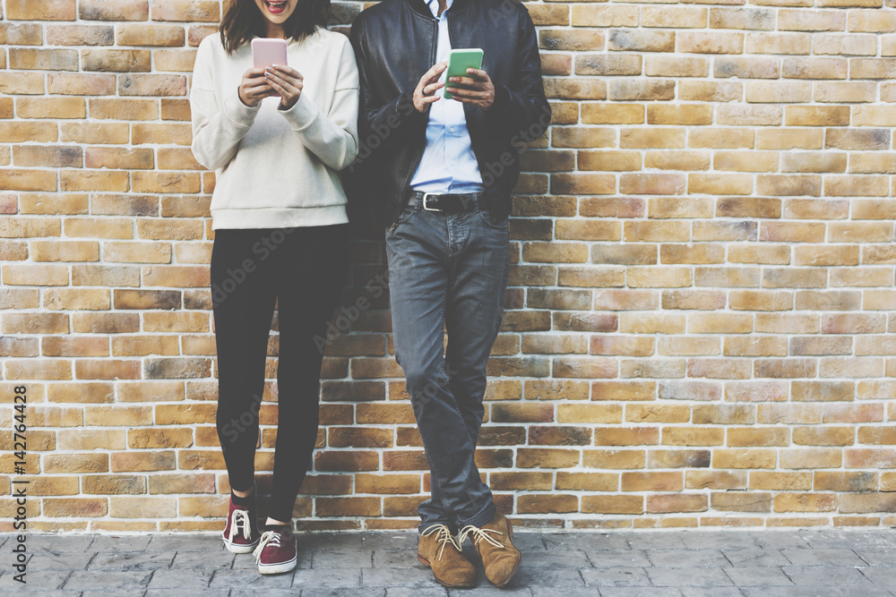Couple Dating Happiness Traveling Using Smart Phone - obrazy, fototapety, plakaty 
