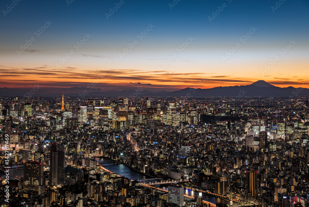 東京都心の夕景と富士山のシルエット　