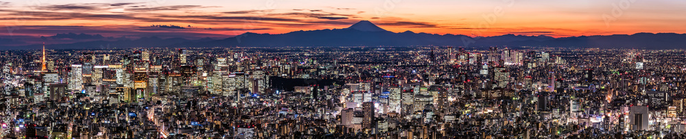 東京都心の夕景と富士山のシルエット　大パノラマ