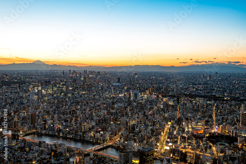 東京都心の夕景・夜景と富士山のシルエット 大パノラマ