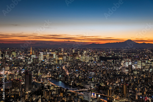 東京都心の夕景と富士山のシルエット 