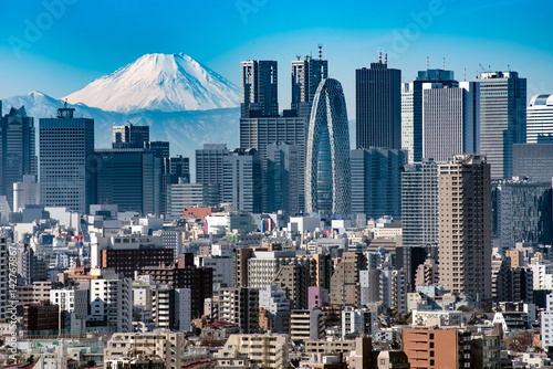 東京・新宿のビル群と富士山 