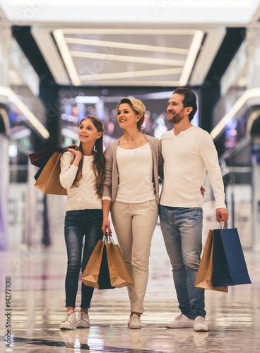 Obraz na płótnie Family doing shopping w salonie
