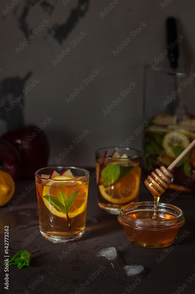 Apple, Lemon and Mint Iced Tea Apple, Lemon and Mint Iced Tea