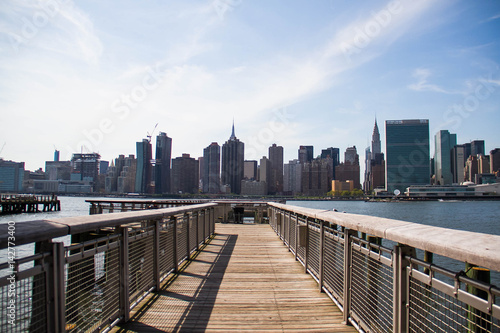 Pier at Gantry Plaza State Park and Manhattan city, New York © Spinel