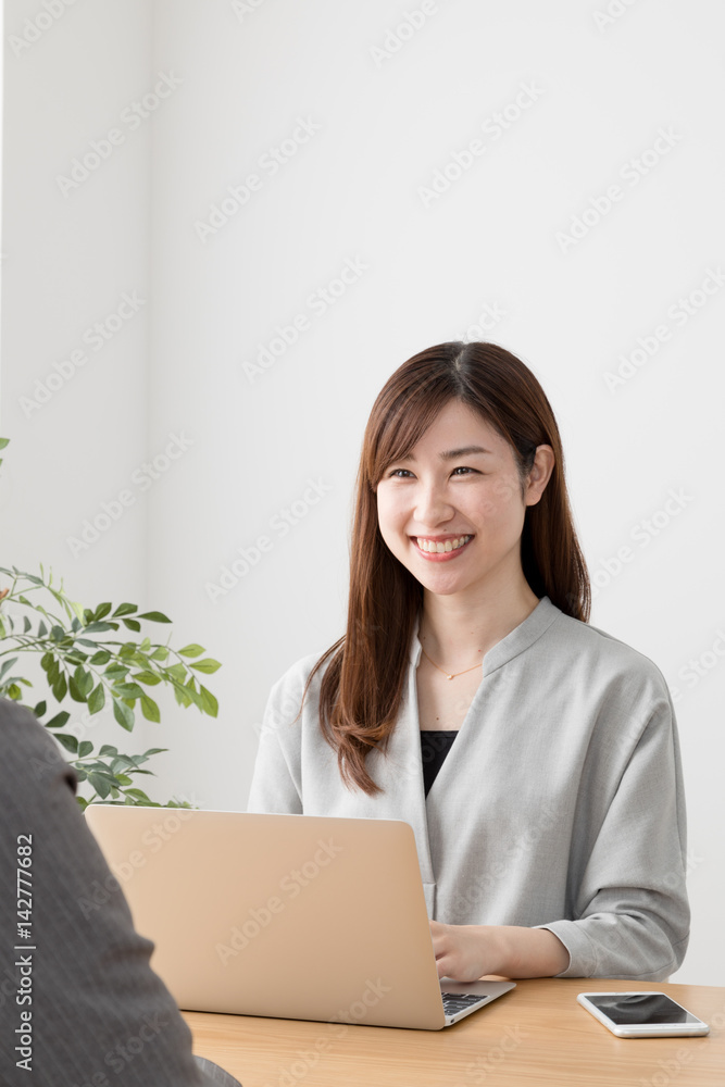 打ち合わせをする２人の女性、プレゼンテーション、契約