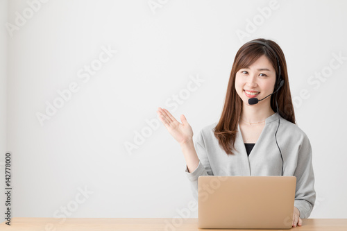 Plakat オペレーターの女性、電話、ノートパソコン、窓口、対応