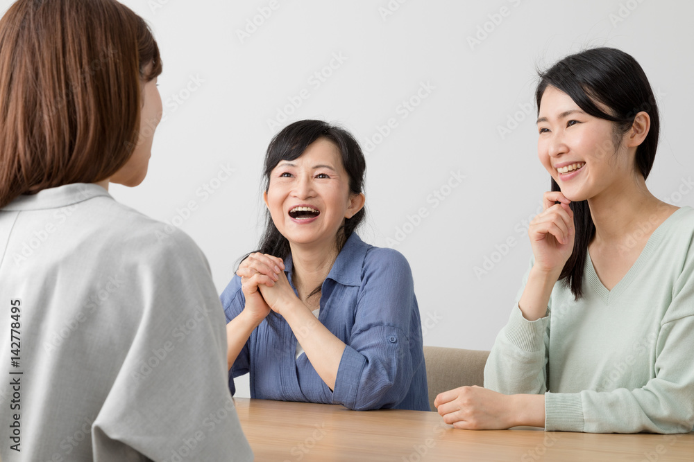 訪問営業をする女性、主婦、親子、母、娘