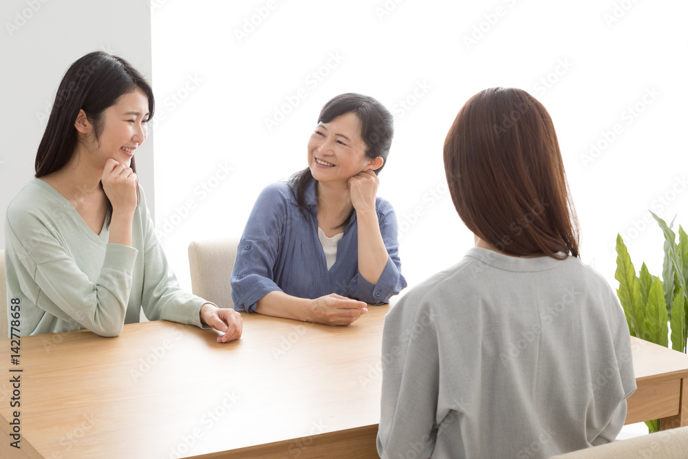 Fototapeta premium 訪問営業をする女性、主婦、親子、母、娘