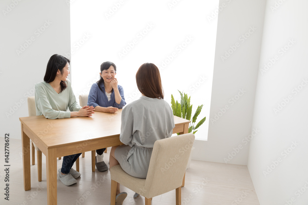 訪問営業をする女性、主婦、親子、母、娘 訪問営業をする女性、主婦、親子、母、娘
