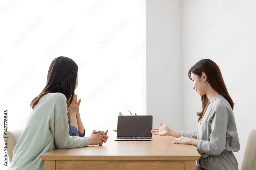 訪問営業をする女性、主婦、親子、母、娘