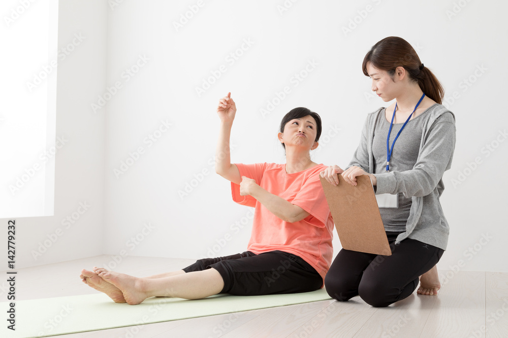 ストレッチをする女性、腕、肘、痛み ストレッチをする女性、腕、肘、痛み