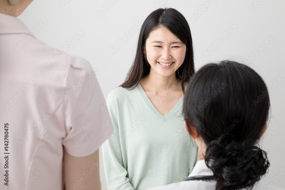 Fototapeta premium 妊婦健診を受ける女性、喜ぶ、医者、女医、看護師