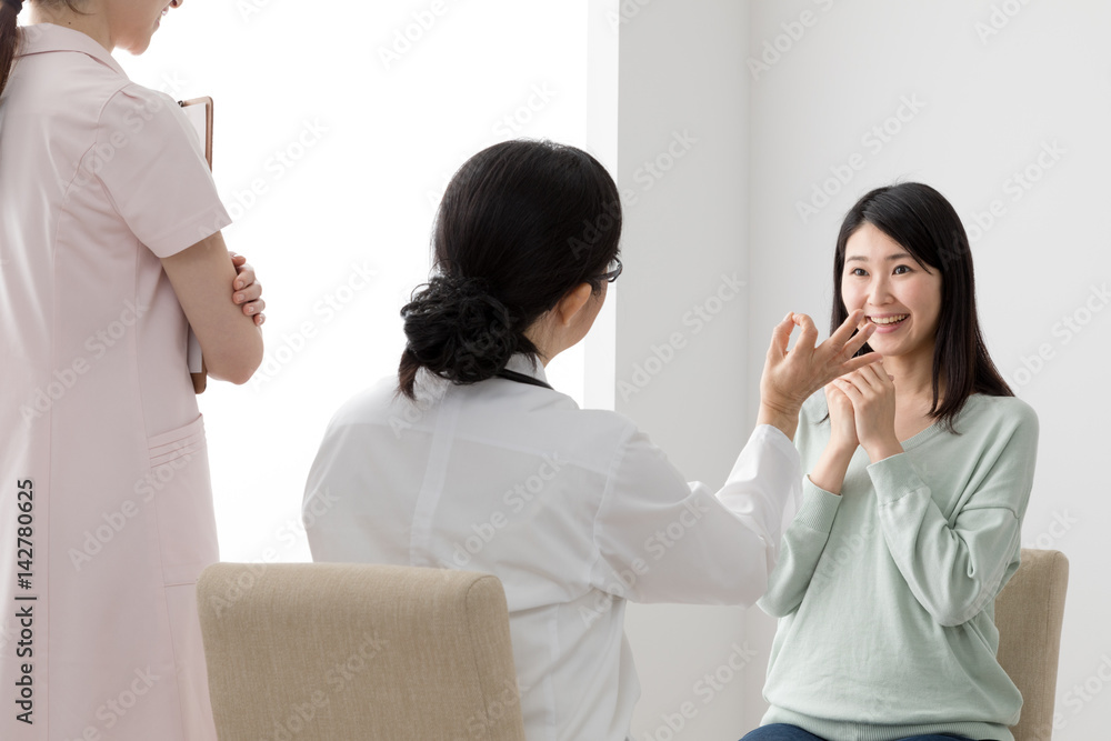 Obraz premium 妊婦健診を受ける女性、喜ぶ、医者、女医、看護師