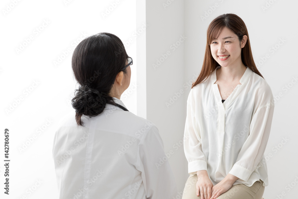 診察をする医者、女医、患者、女性