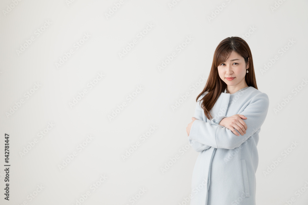 コートを着る女性、腕を組む コートを着る女性、腕を組む