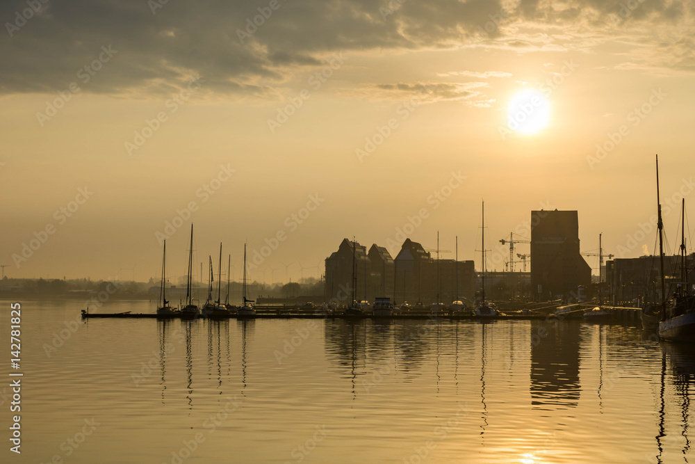 Sonnenaufgang über dem Stadthafen Rostock
