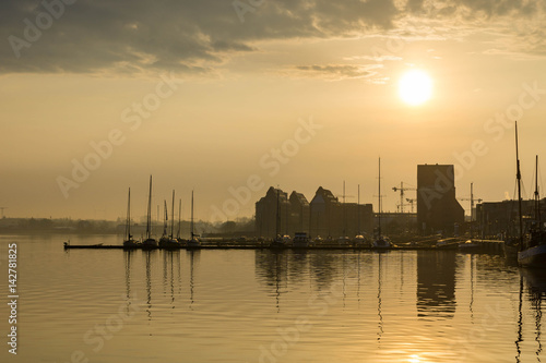 Sonnenaufgang über dem Stadthafen Rostock