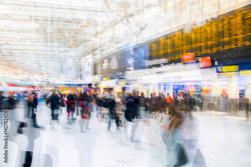 Tableau sur toile Multiple exposure image of lots of people walking and waiting for boarding in the Waterloo train station