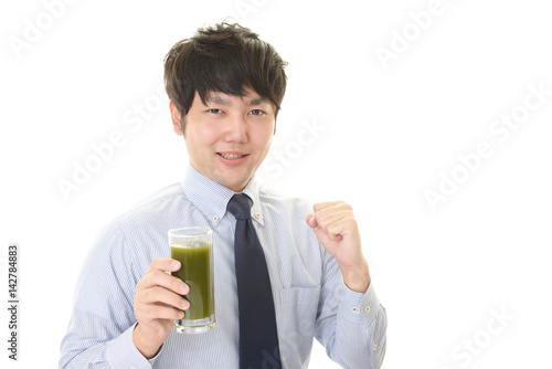 野菜ジュースを飲む男性