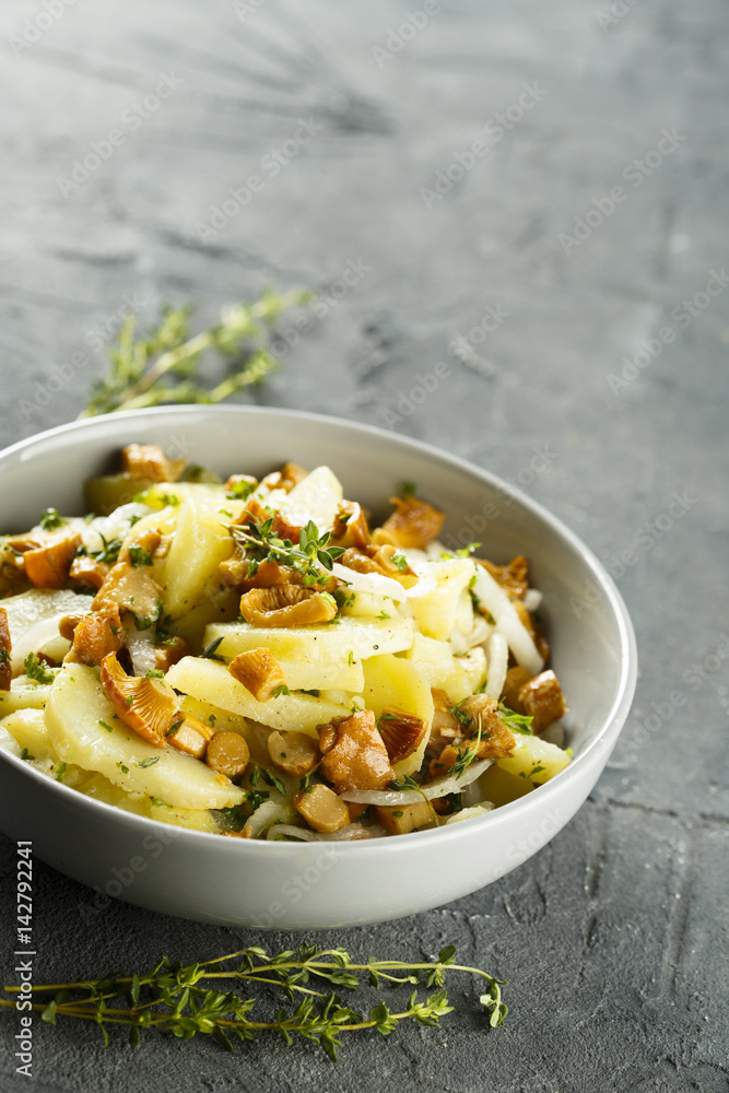Pasta with chanterelle mushrooms and herbs