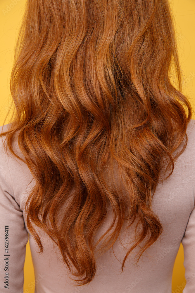 Naklejka premium Back view photo of young redhead lady