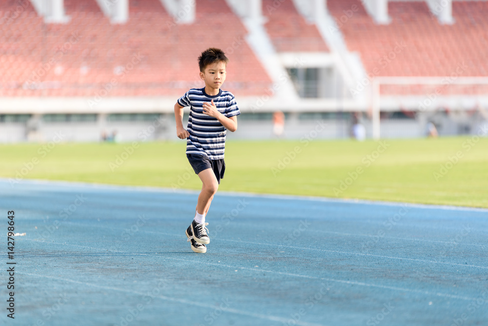 © TinPong - Boy running on the blue track
