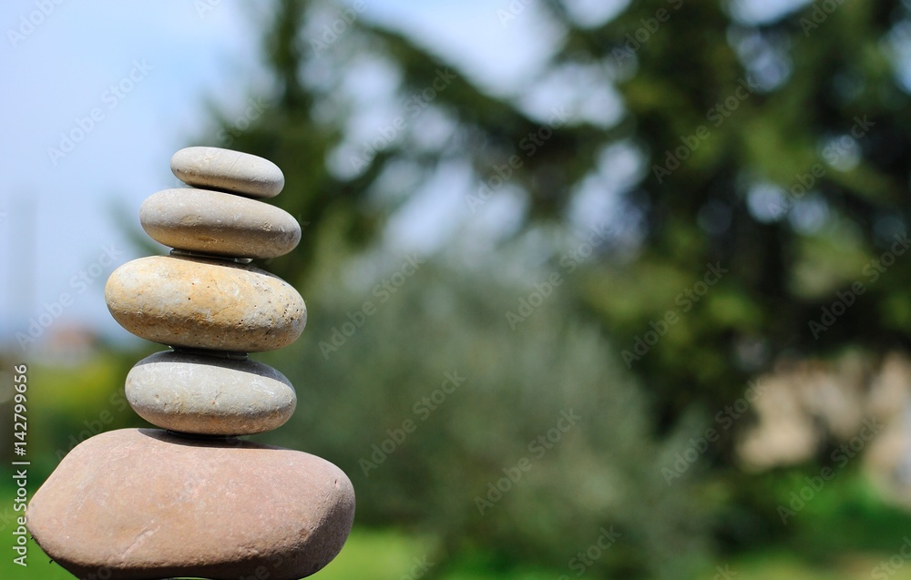 Pietre sovrapposte in giardino