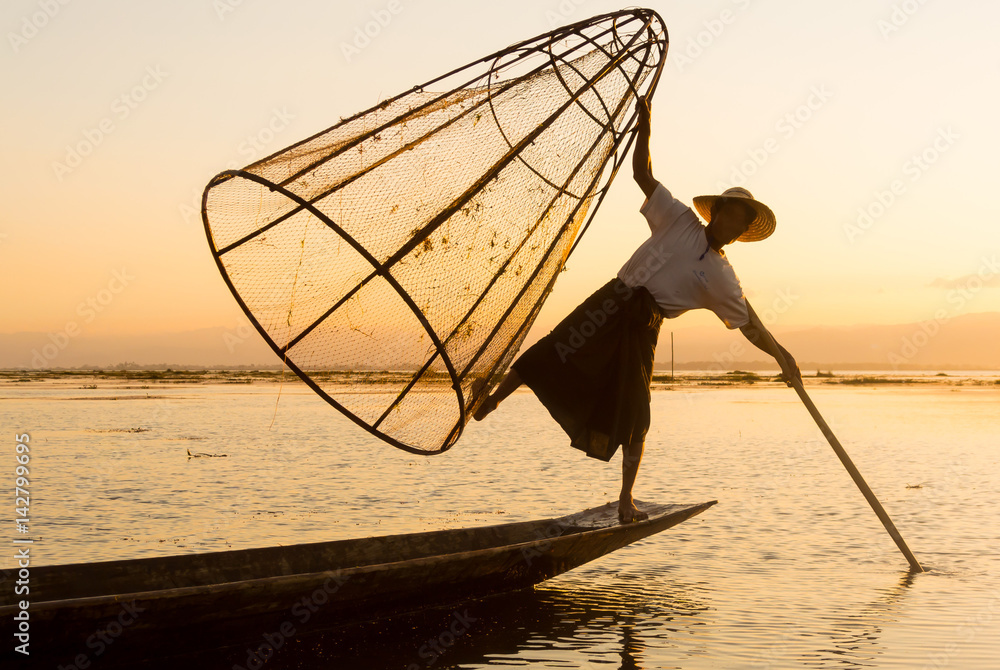 Naklejka premium Birmania fischerman
