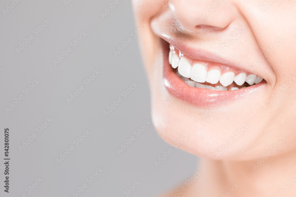Naklejka premium Piękna młoda kobieta uśmiech. Białe zęby na planie ogólnym.