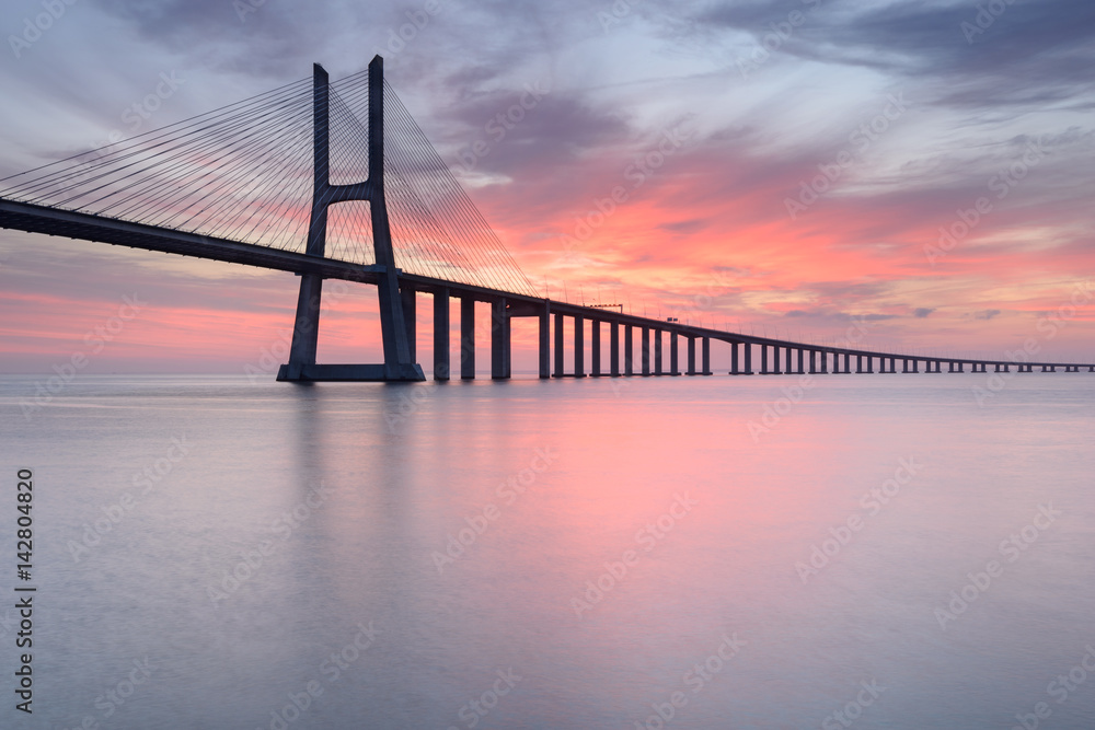 Nascer do Sol em Lisboa, paisagem da surpreendente Ponte Vasco da Gama, uma das maiores pontes do mundo.